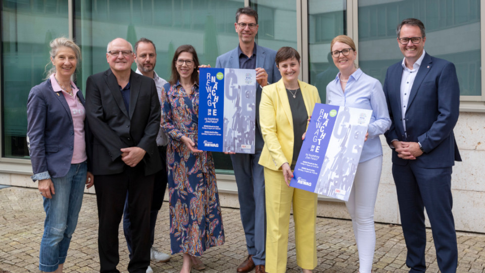 Kathrin Fuchshuber und Armin Wolf, Kinderbürgerfest / Stadtmarketing, Zoltán Ritter, WR Events, Dr. Agnes Tieze, Kunstforum Ostdeutsche Galerie, Dr. Robert Greb, Sandra Wimmer und Vanessa Meier, alle REWAG, sowie Matthias Walk, Kinderbürgerfest / Johanniter, bei der Präsentation des Programms der REWAG-Nächte 2024.