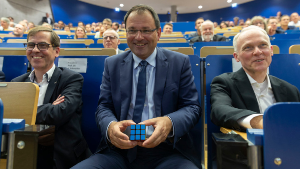Martin Schöffel hatte Spaß am Lösen eines Zauberwürfels