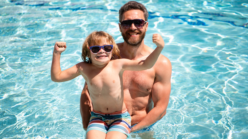 Familie hat Spaß im Wasser