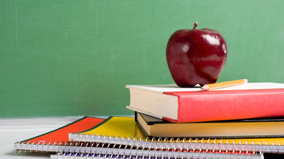 Schulbücher auf einem Tisch