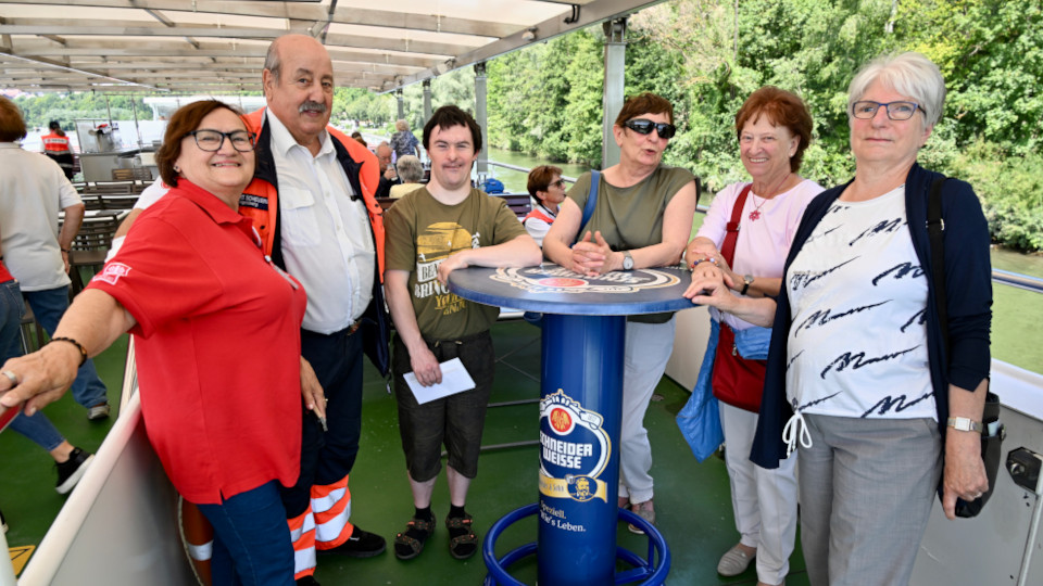 Glückliche Gesichter auf dem Wasser