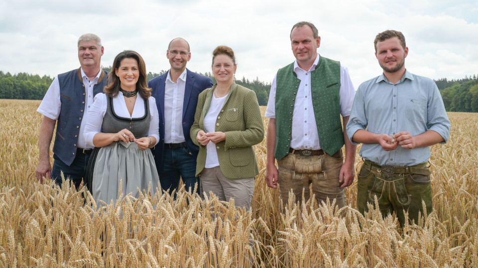 Landwirtschaftsministerin Michaela Kaniber und Hermann Greif (BBV-Getreidepräsident), Ely Eibisch (BBV-Vizepräsident), Christine Singer (BBV-Landesbäuerin) sowie die Betriebsleiter Josef Göttler und Kilian Kellerer