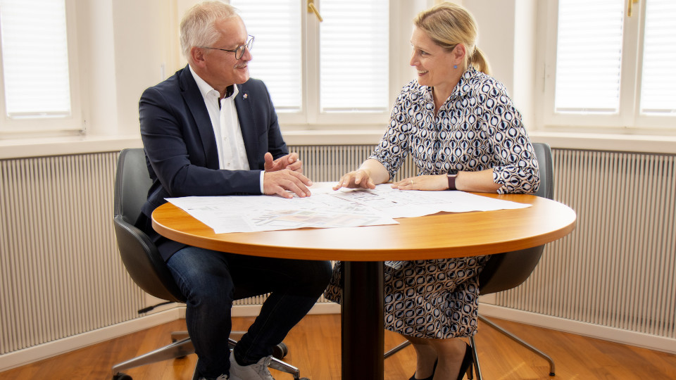 Caritasdirektor Michael Weißmann und Geschäftsleitung und Medizinisch-Ärztliche Direktorin Prof. Dr. Sylvia Pemmerl 