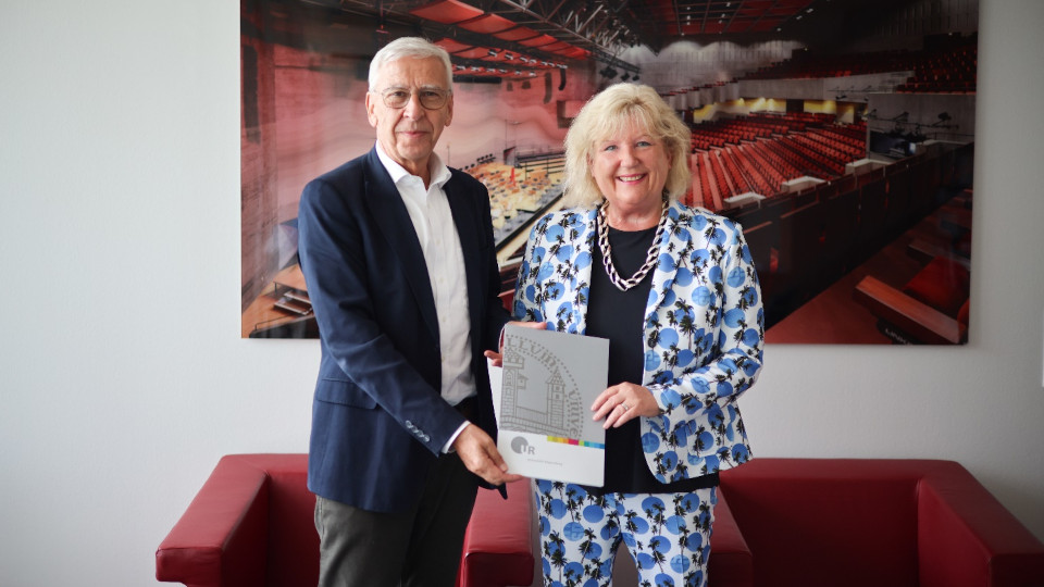 Überreichung der Ernennungsurkunde