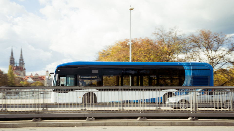 Bus auf der Nibelungenbrücke