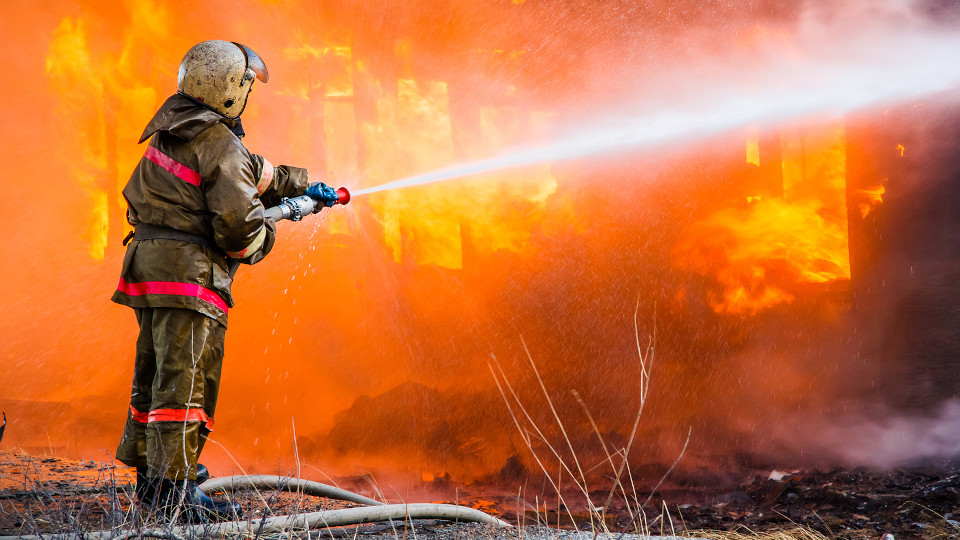 Symbolbild Geräteschuppen in Brand