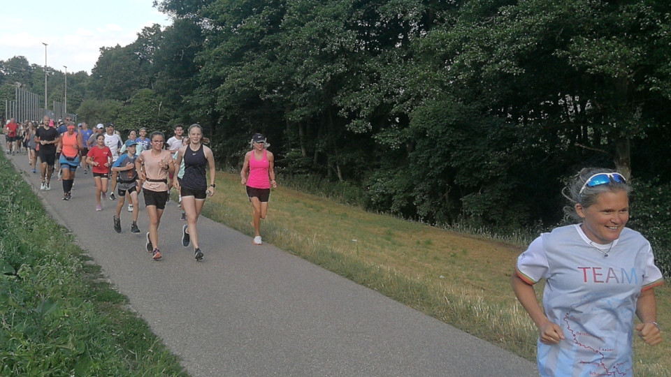 Landkreisläufer laufen motiviert die lange Strecke