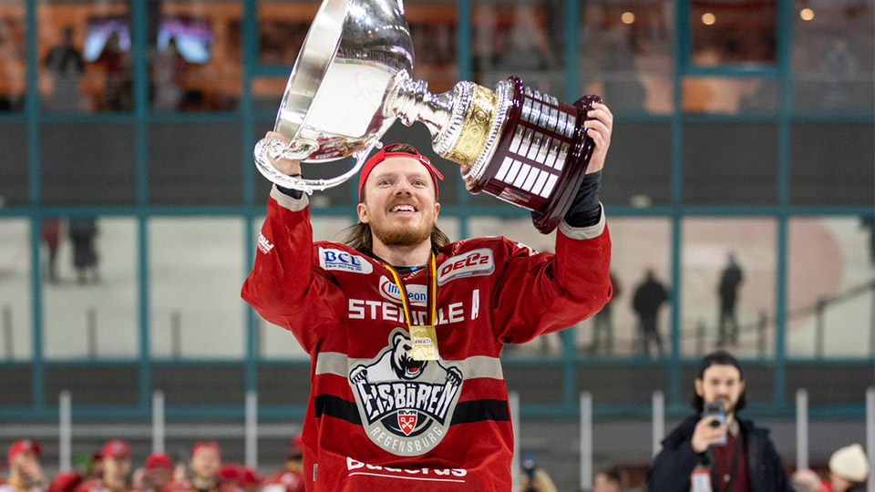 Korbinian Schütz von den Eisbären Regensburg mit Pokal