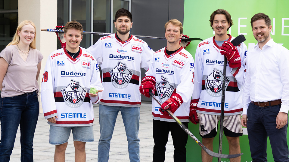 Die Spieler des EVR zu besuch bei der VR Bank Niederbayern-Oberpfalz eG