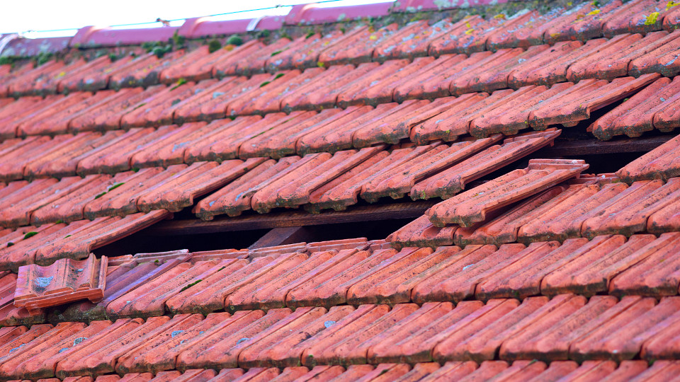 Symbolbild herabfallende Dachziegel