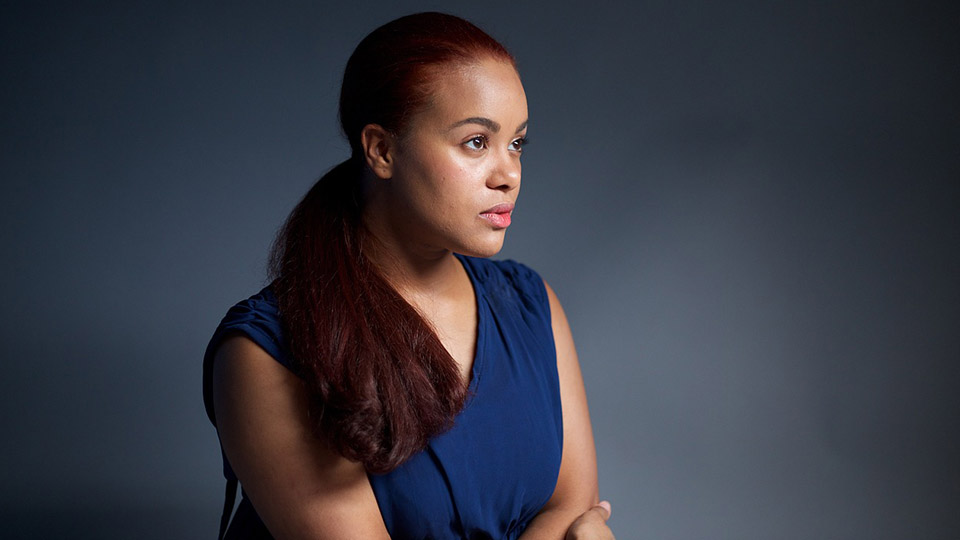 Stress: Frau mit verschränkten Armen, die erschöpft aussieht