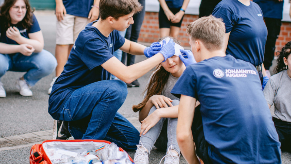 Schüler verarzten Schülerin