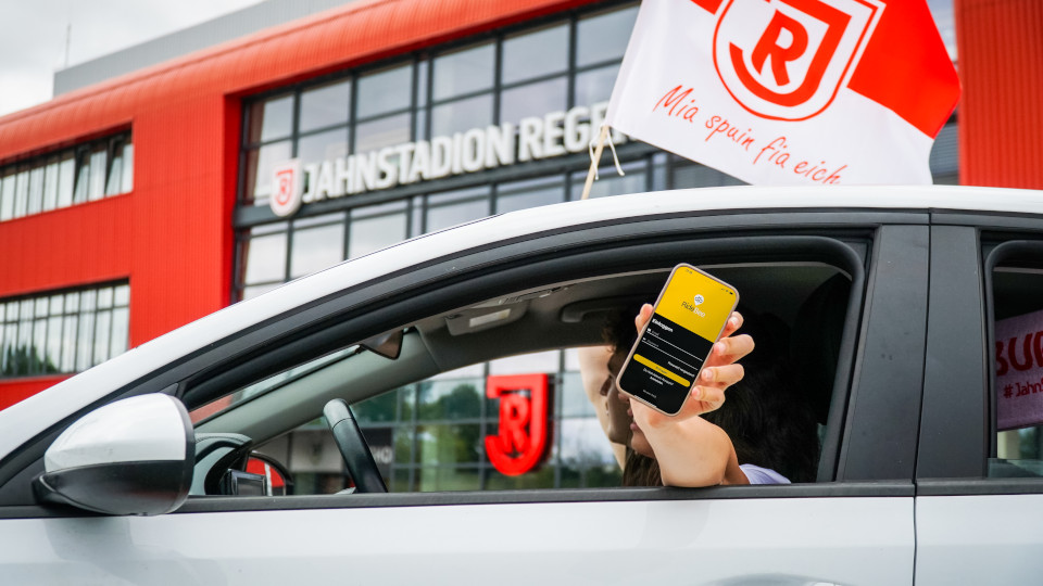 App-Nutzer vor dem Jahnstadion