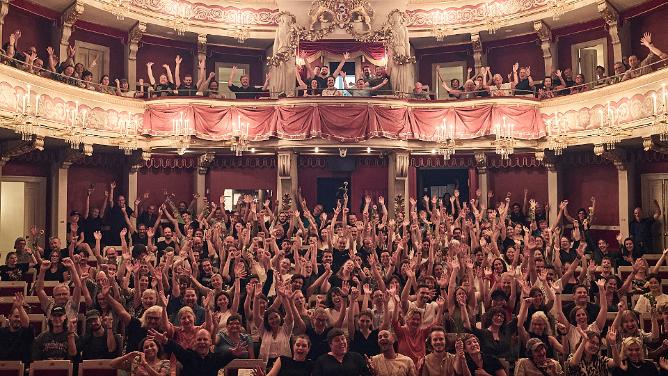 Gruppenfoto der Mitarbeiter des Theaters