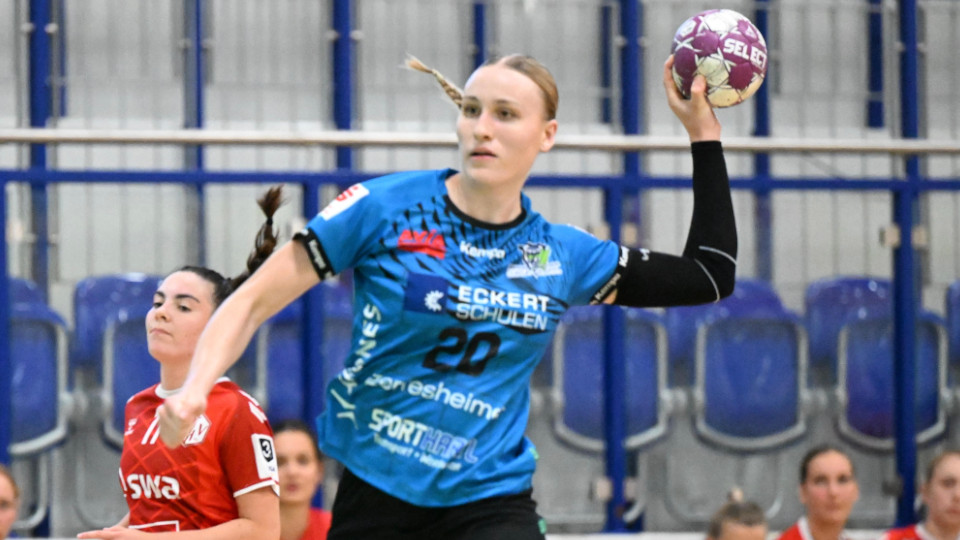 Handballspielerin wirft den Ball