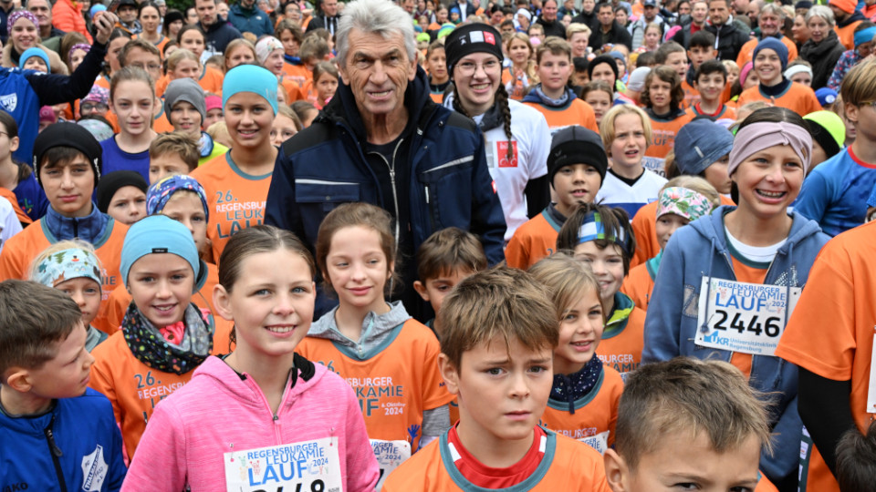 Bild der Läufer/innen und des Fußballweltmeisters