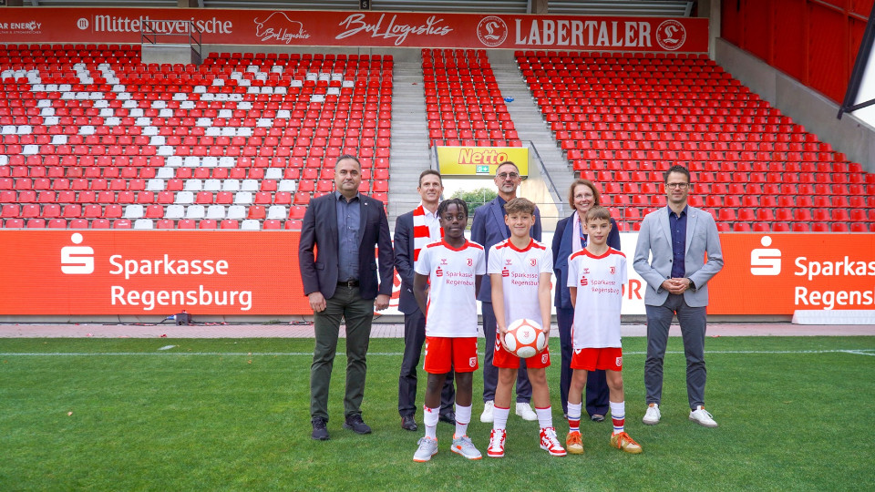 Gruppenfoto der Sponsoren mit dem SSV Jahn