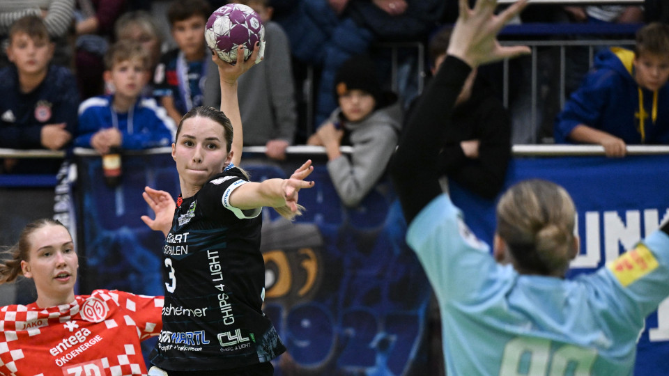 Handballspielerin wirft den Ball