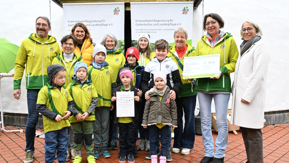 Gruppenfoto: Für zwanzig Jahre Engagement in der Kinder-und Jugendarbeit dankten dem OGV Neutraubling mit seiner Kindergruppe „Die Entdecker“ Landrätin und Kreisverbandsvorsitzenden Tanja Schweiger und Stephanie Fleiner, Geschäftsführerin des OGV Kreisverbandes.