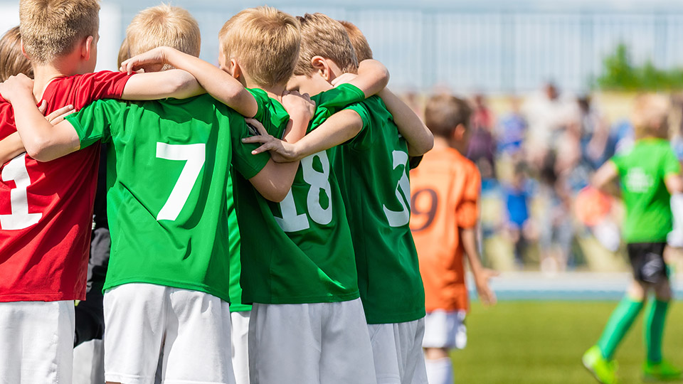 Sportverein: Jungs während eines Fußballspiels ihres Vereins auf dem Rasen