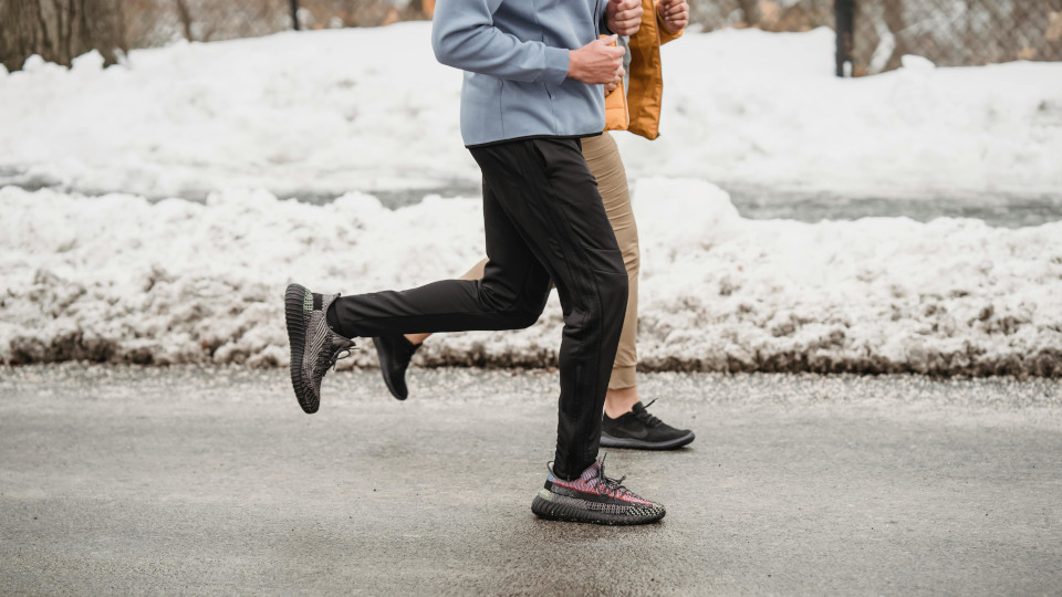 Menschen joggen bei Schnee