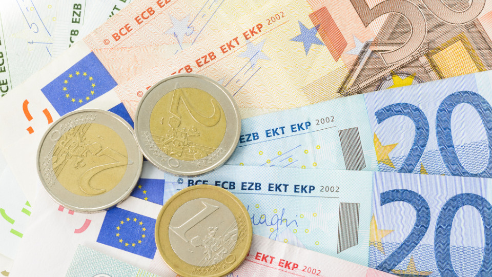 Symbolbild: Geldscheine und Münzen