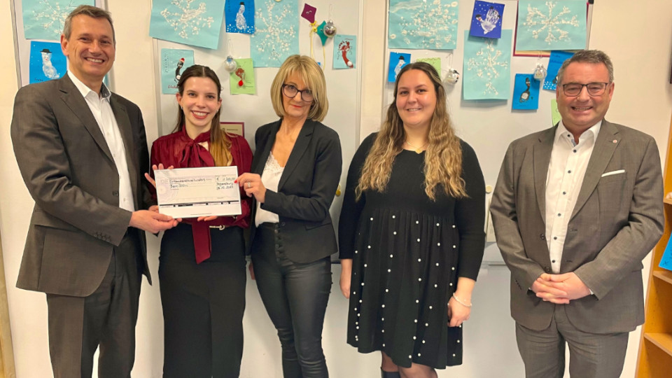 Gruppenfoto Thomas Diefenthal (Geschäftsführer BioPark), Anna-Sophie Graf (Einrichtungsleitung BamBIOni), Gabriele Mirbeth (Verwaltungsmanagement BioPark), Meryem Schmidt (stellv. Einrichtungsleitung BamBIOni), Martin Steinkirchner (Regionalvorstand Johanniter-Unfall-Hilfe Ostbayern)