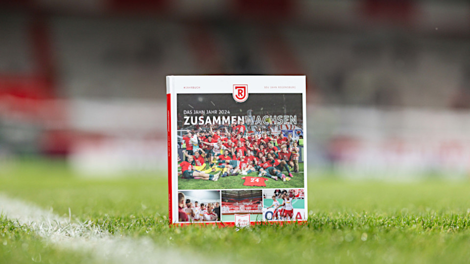 Buch steht auf dem Rasen