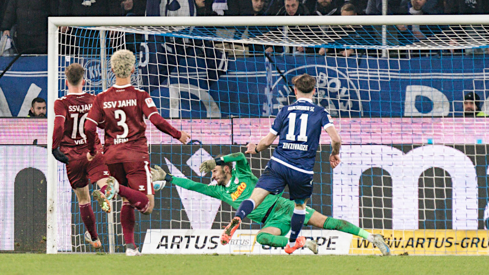 Fußballspieler schießt den Ball