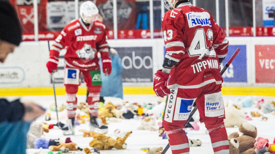 Eishockey Spieler auf dem Eis neben den Kuscheltieren