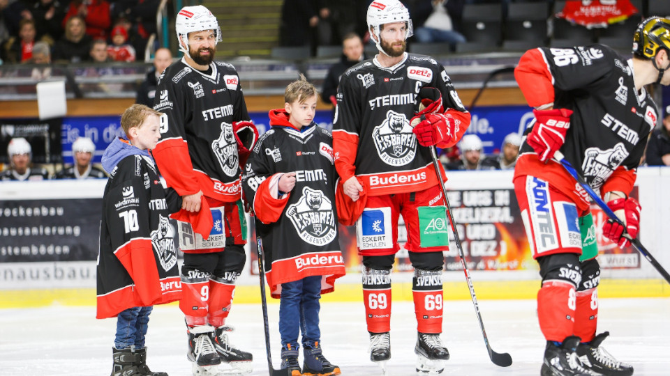 Eishockey Spieler auf dem Eis mit Kindern