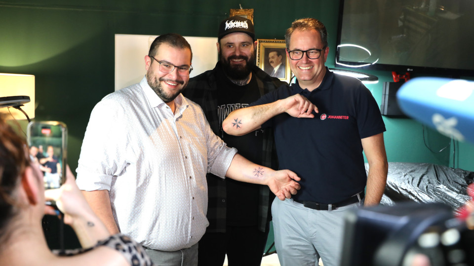 Vorstand und Marketingleiter mit Tattoos