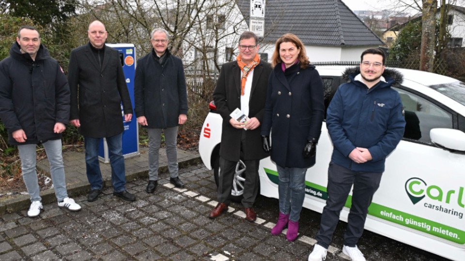 Gruppenfoto neben dem zweiten Carsharing-Fahrzeug für den Gemeindebereich Lappersdorf 