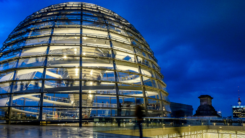 Bundestag in Berlin bei Nacht