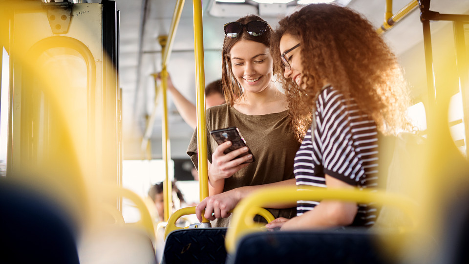 Symbolbild: Zwei Frauen stehen im Bus