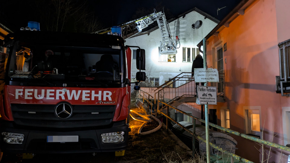 Feuerwehrauto löscht den Brand
