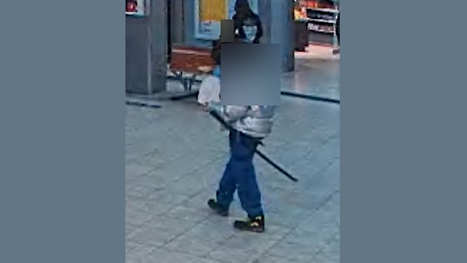 Mann mit Plastikschwert auf Videoüberwachung zu sehen