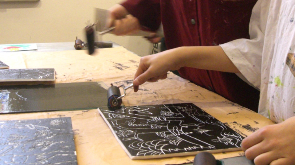 Kinder nutzen die Druckwerkstatt