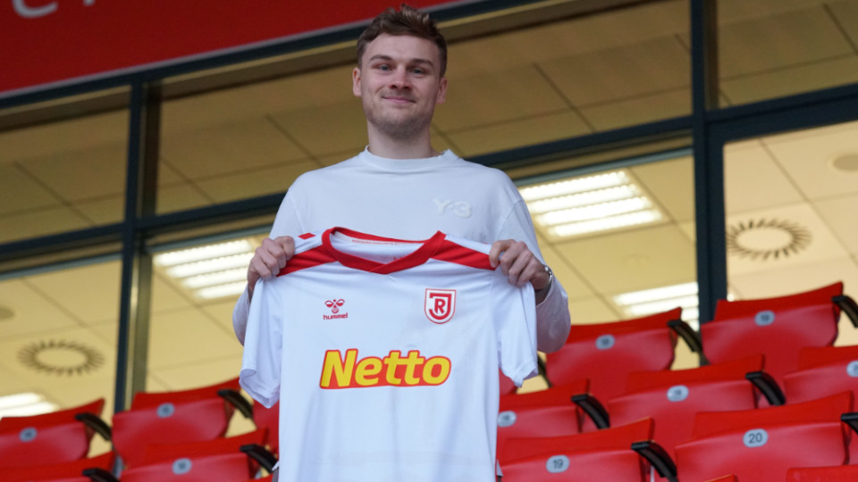 Tim Handwerker hält ein SSV Jahn Trikot hoch