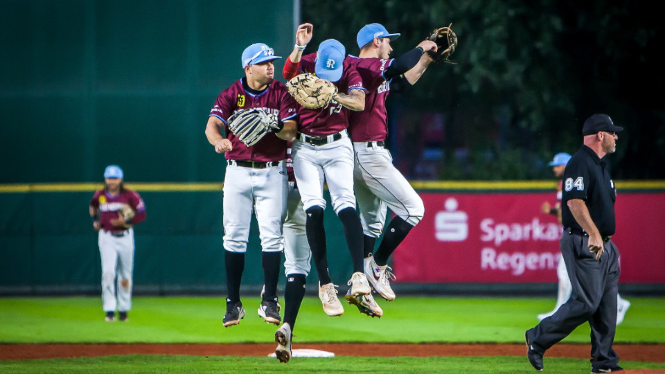 Baseballspieler springen in die Luft