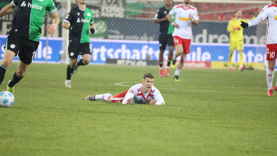Spieler liegt auf dem Fußballfeld