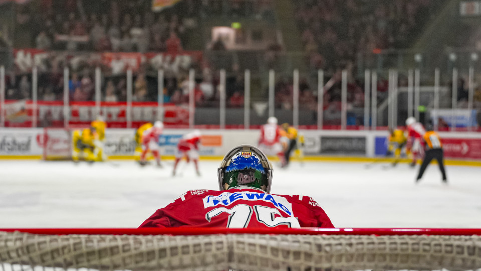 Eishockey Spieler steht vor dem Tor