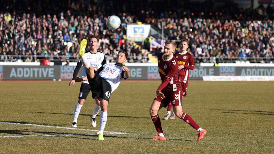 Fußballspieler schießt den Ball