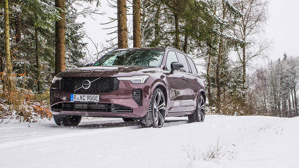 Volvo XC90 - Facelift 2025 in verschneiter Landschaft