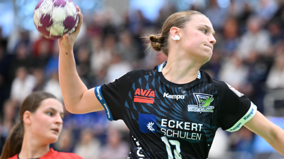 Handballspielerin wirft den Ball