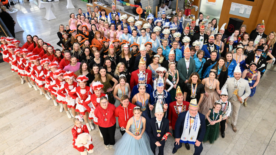 Landrätin Tanja Schweiger lud ein und es kamen acht Faschingsgesellschaften mit ihren Prinzenpaaren, Präsidenten und Tanzgarden
