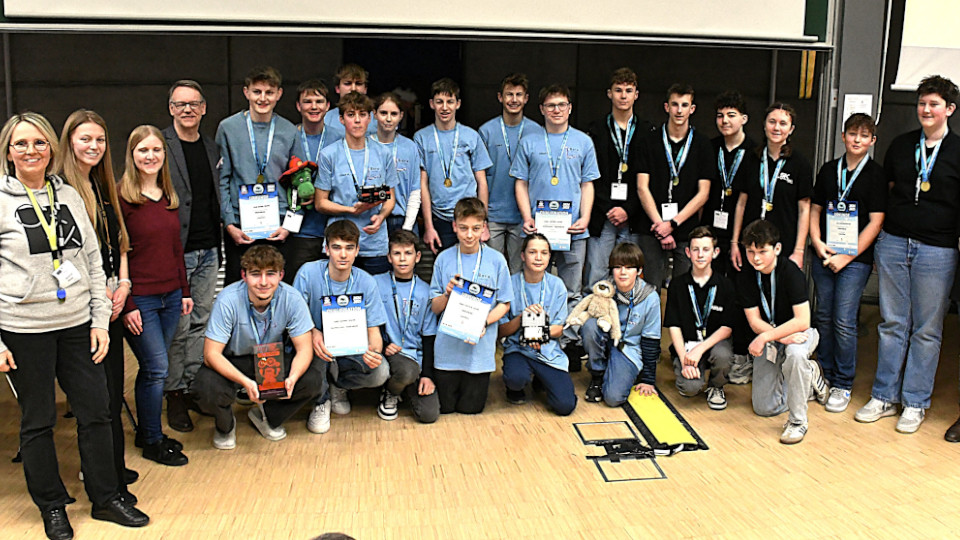 Gruppenfoto der Siegerinnen und Sieger des Regionalwettbewerbs an der OTH Regensburg