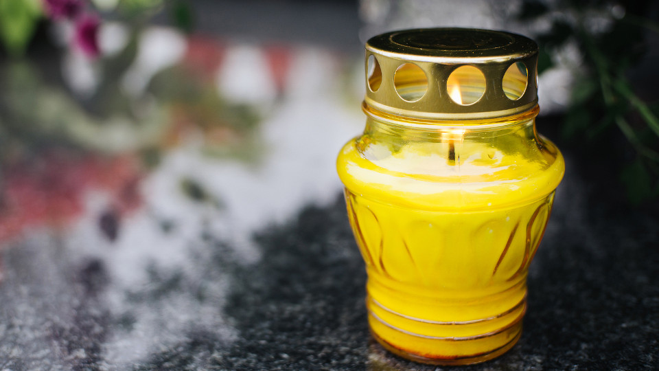 Symbolbild: Grab Kerze