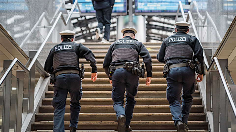 Symbolbild: Polizei am Hauptbahnhof