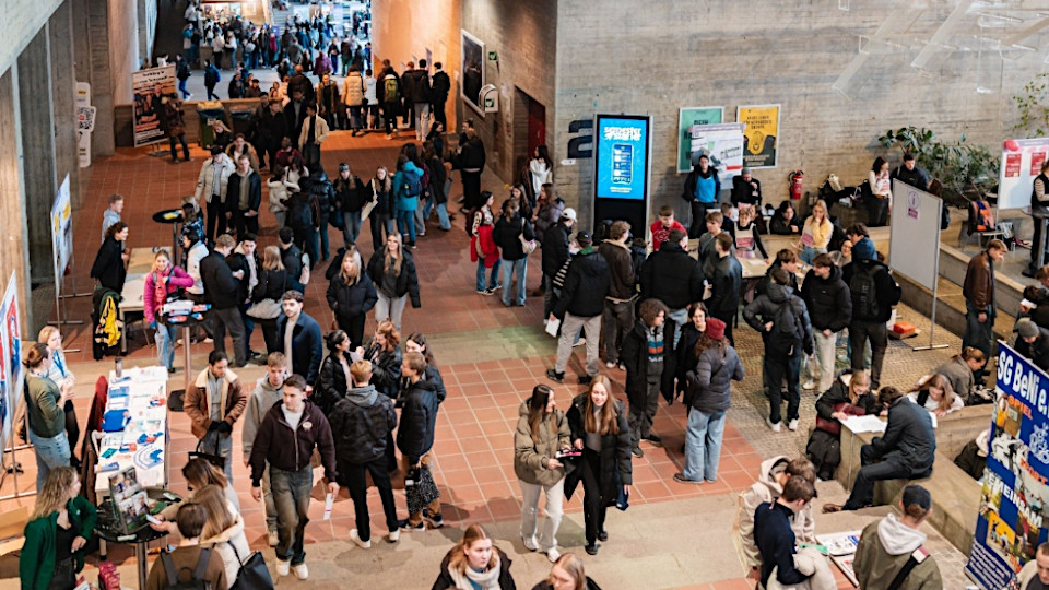 Aula der Universität Regensburg ist mit Schülerinnen und Schülern gefüllt